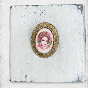 30. Vintage Frame Brooch Ladyface Pink